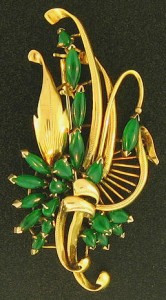 Green jadeite jade and 14k gold vintage estate pin
